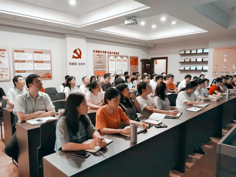 熱烈慶祝建黨99周年，湖南萬(wàn)達(dá)組織全體骨干召開(kāi)“不忘初心、牢記使命”主題教育活動(dòng)